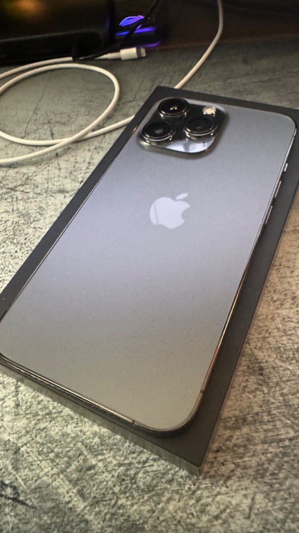 iPhone 13 Pro c/w AppleCare 256Gb Graphite c/w Applecare+ to Feb 2024