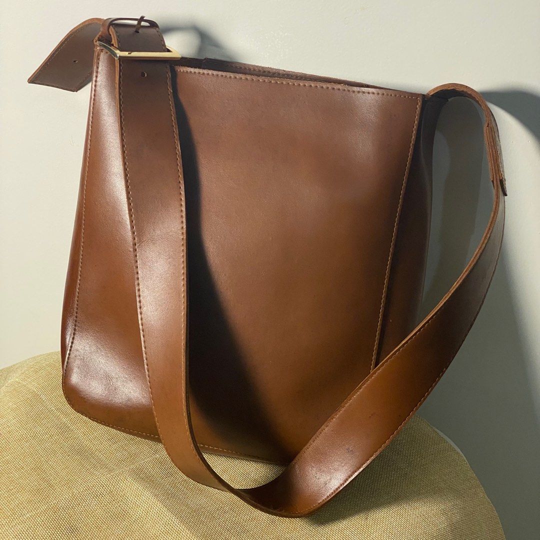 Large Brown sling bag with pouch (Category: Cross-body Bags) located in Cabanatuan. Submitted by tcdeclutters (Listing ID 1257843952, Image 2). Description: Preloved brown leather large sling bag with large pouch - good quality leather - no major flaws For only Php 350.