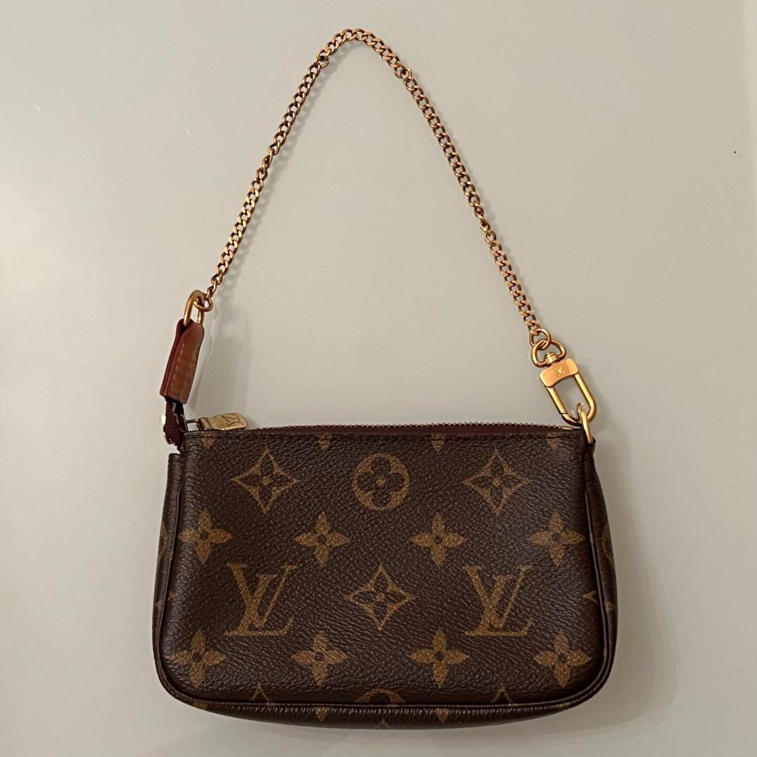 LOUIS VUITTON Accessoire Monogram M51980, Luxury, Bags & Wallets on  Carousell