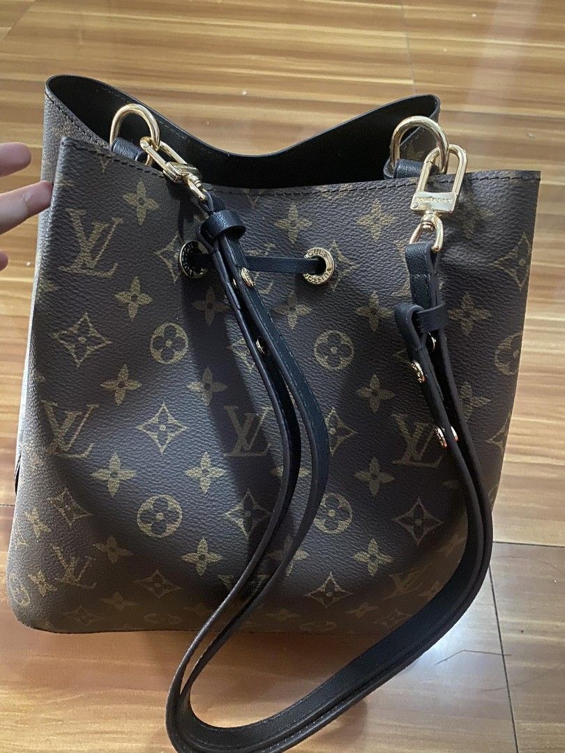 Sold at Auction: A LOUIS VUITTON WHITE TRI-COLOR DRAWSTRING BUCKET BAG