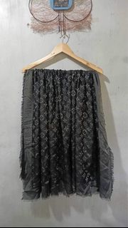 Louis Vuitton ESSENTIAL SCARF, 女裝, 手錶及配件, 絲巾- Carousell