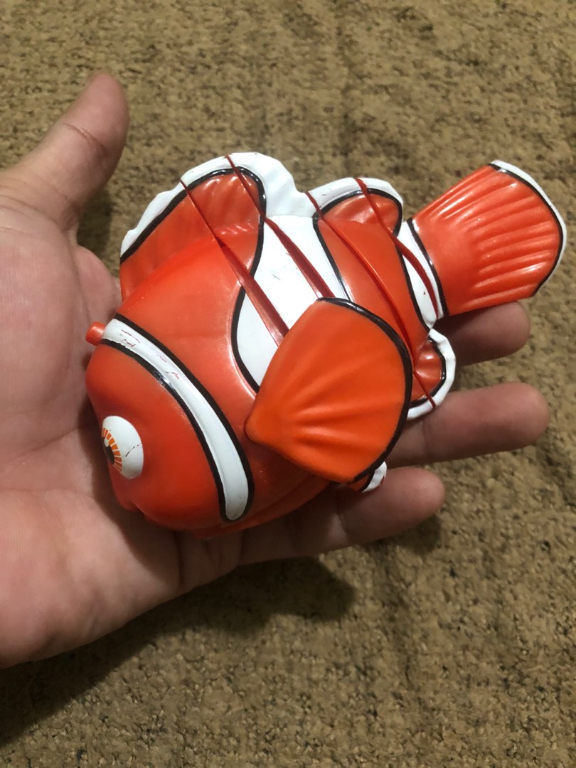 Nemo swimming toy top