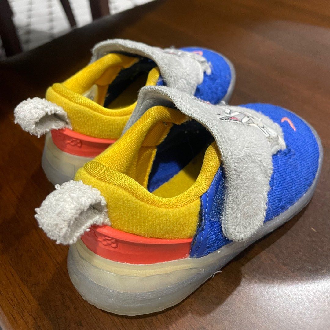 Nike bugs deals bunny shoes