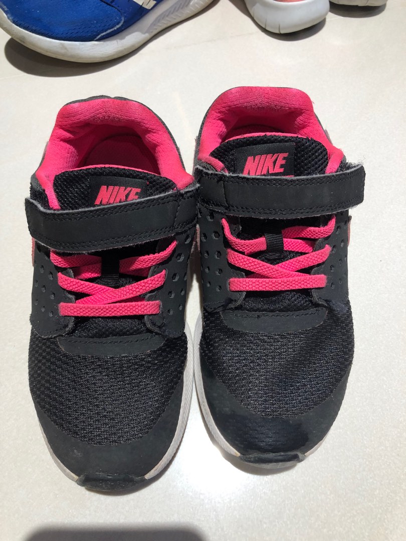 Girls black and cheap pink nike