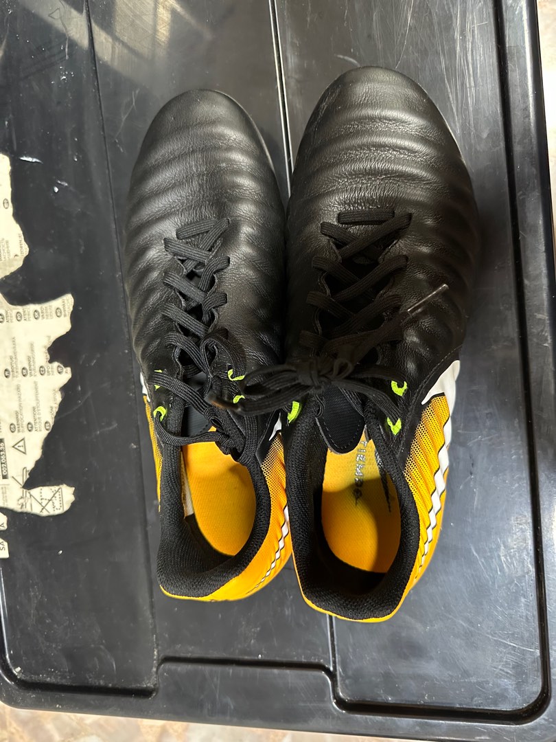 black nike shoes soccer