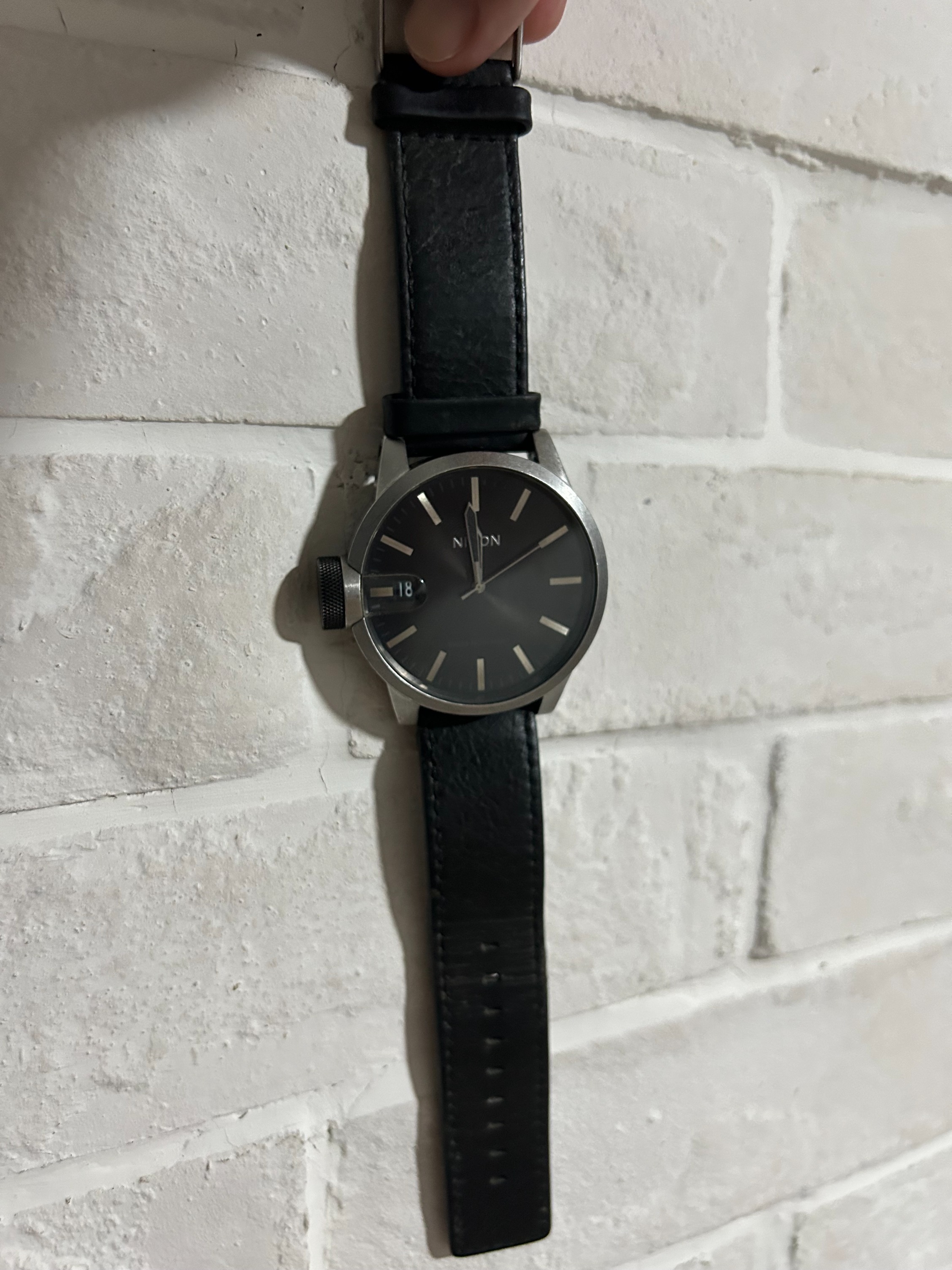 Nixon chronicle leather store