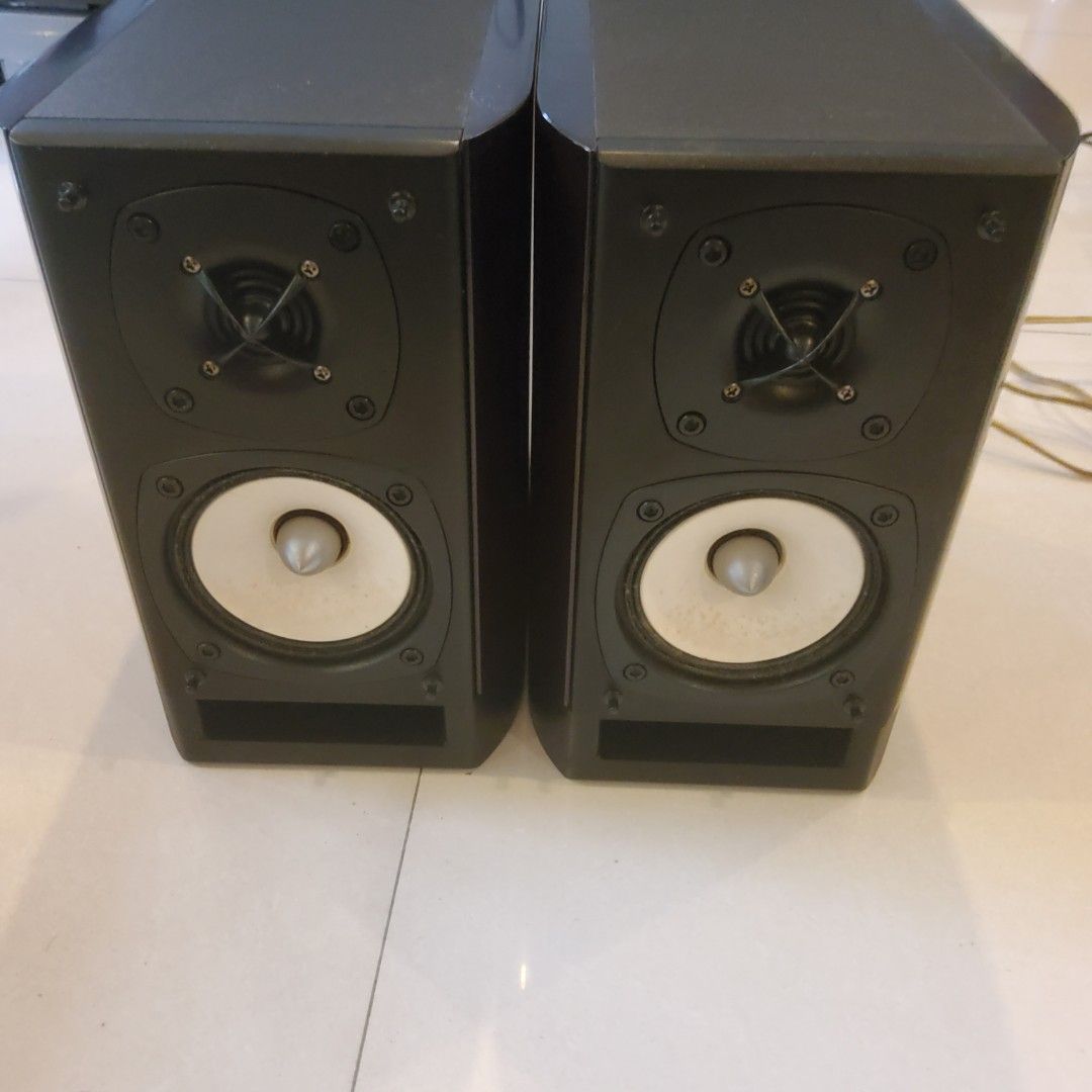 ONKYO D 112 EXT BOOKSHELF SPEAKERS. CAME FROM JAPAN. IN EXCELLENT WORKING  CONDITION.