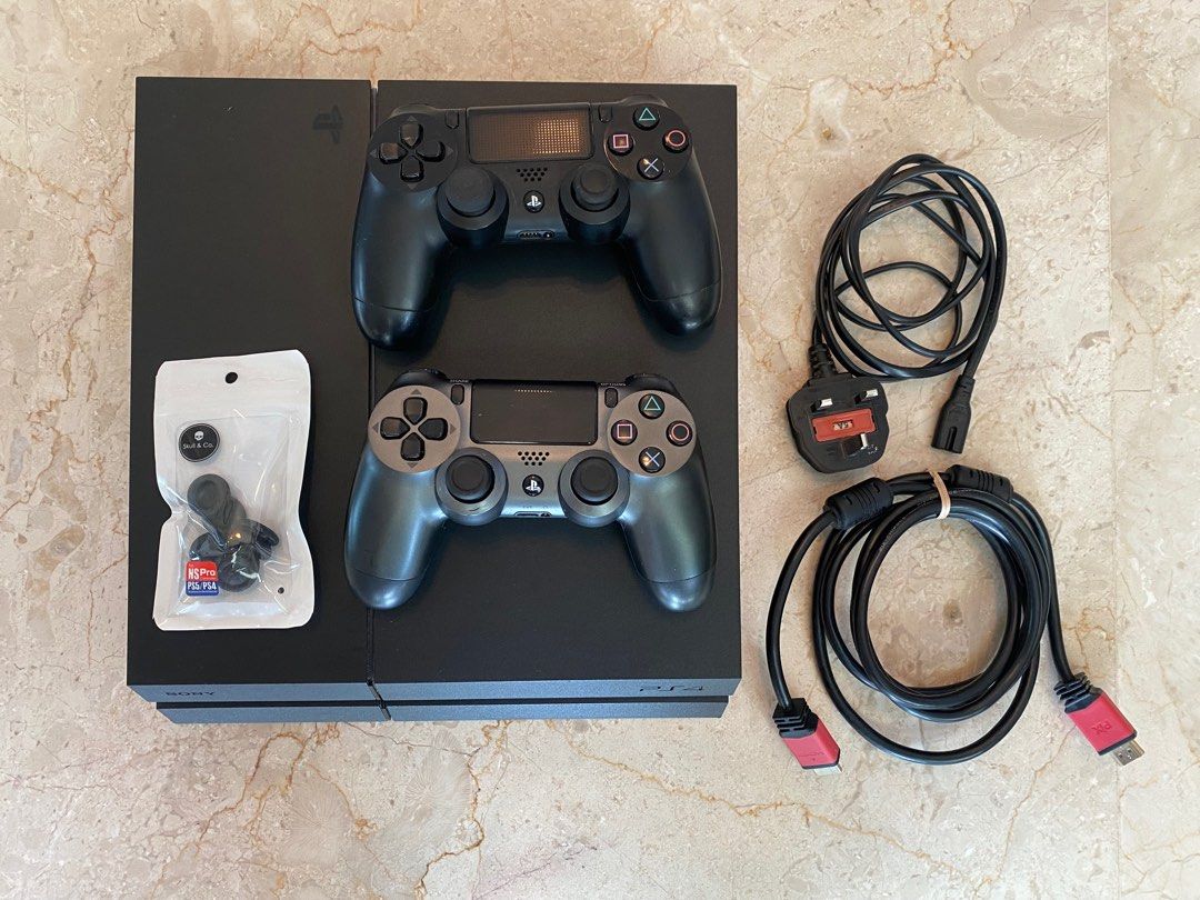 Ps4 player deals 2 controller