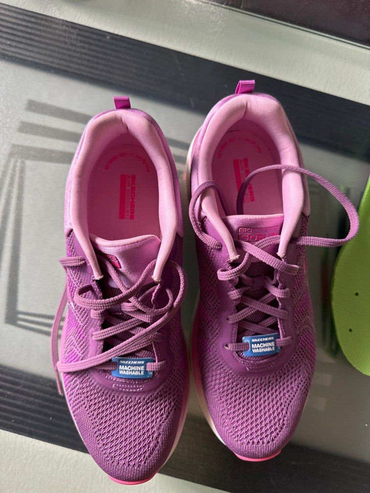 Women's lace sales up skechers