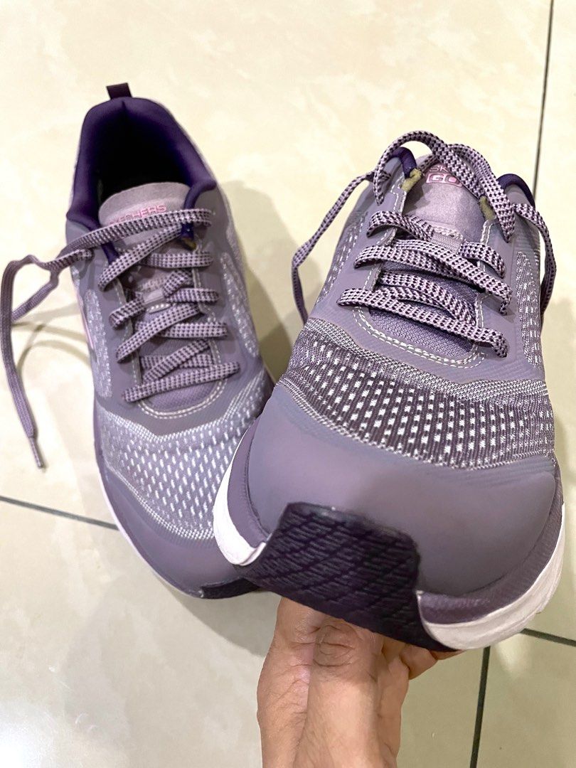 Skechers air cooled memory foam vs goga max hot sale