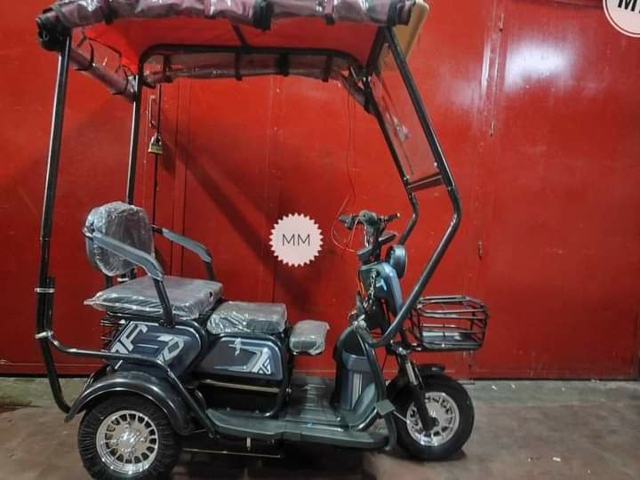 Super fashion mini 3 wheels (Category: Bicycles) located in Manila. Submitted by saguittarian06 (Listing ID 1257831754, Image 2). Description: NEW ARRIVAL Super FASHION ebike 3 wheels with ROOF! INCLUSIONS: Unit with complete accessories Side mirror with trapal automatic wiper Colors avail Red Black Gray Blue green Specs. With wiper With panel With anti theft alarm 3 seater Front & Back Basket Battery Lead Acid 48v 20AH 600Watts 40-50Km Range 40-