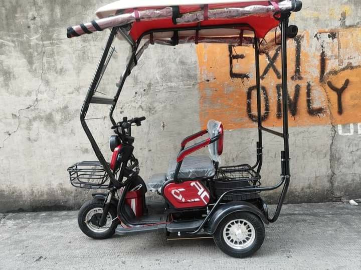 Super fashion mini 3 wheels (Category: Bicycles) located in Manila. Submitted by saguittarian06 (Listing ID 1257831754, Image 3). Description: NEW ARRIVAL Super FASHION ebike 3 wheels with ROOF! INCLUSIONS: Unit with complete accessories Side mirror with trapal automatic wiper Colors avail Red Black Gray Blue green Specs. With wiper With panel With anti theft alarm 3 seater Front & Back Basket Battery Lead Acid 48v 20AH 600Watts 40-50Km Range 40-
