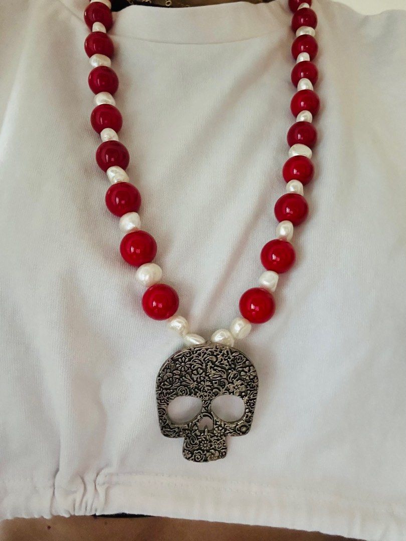 Red and white top necklace