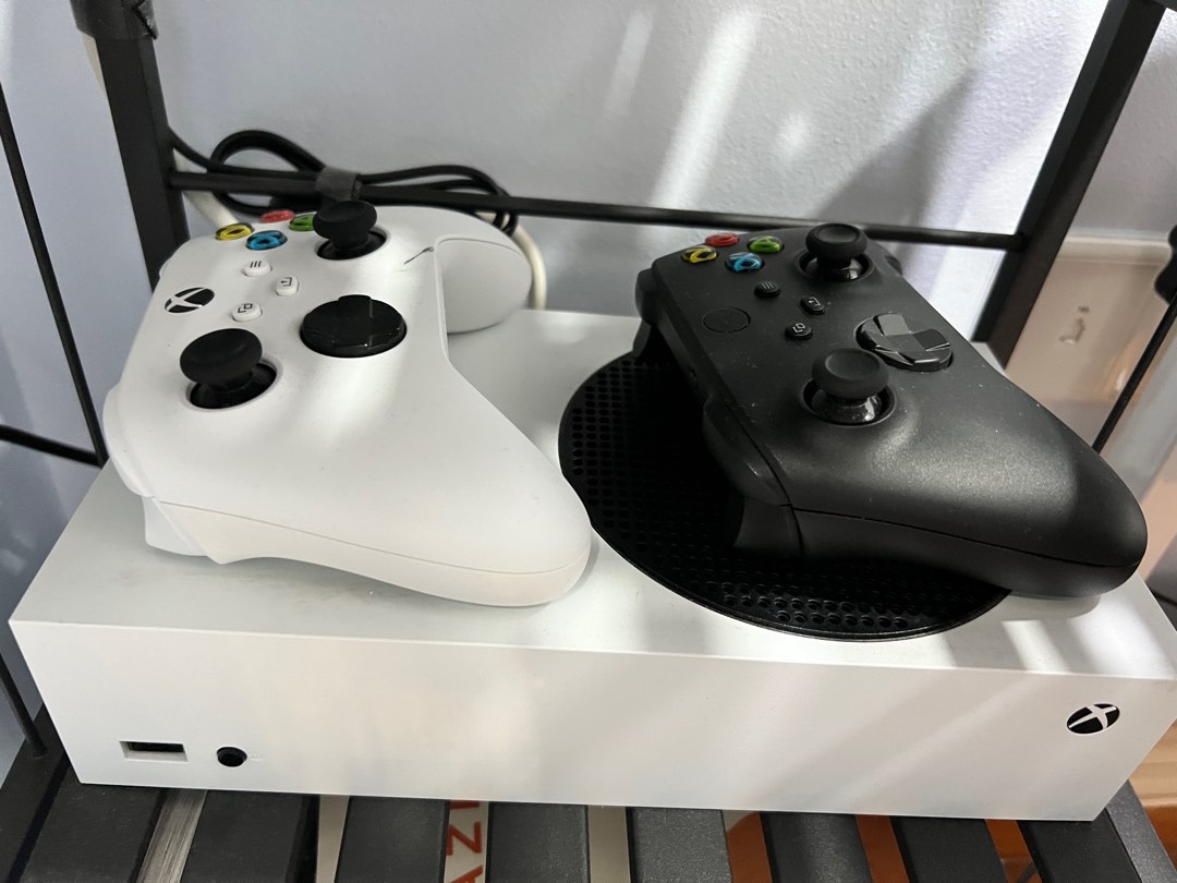 X box series s with 2 controllers , Video Gaming, Video Game Consoles