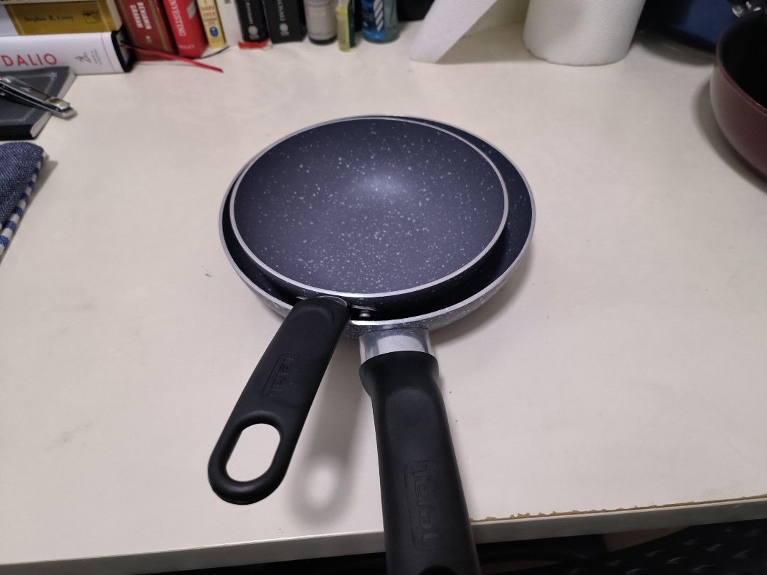 Zojirushi Rice Cooker w/ 2 Teflon Pans, Furniture & Home Living