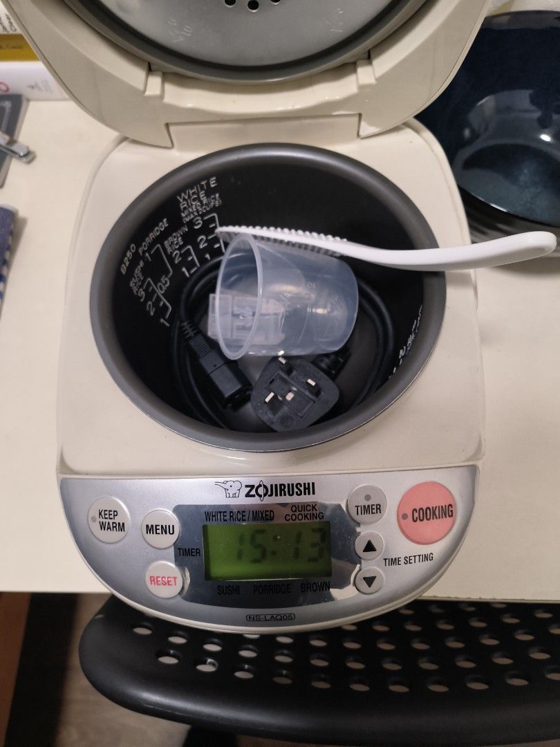 Zojirushi Rice Cooker w/ 2 Teflon Pans, Furniture & Home Living, Kitchenware & Tableware