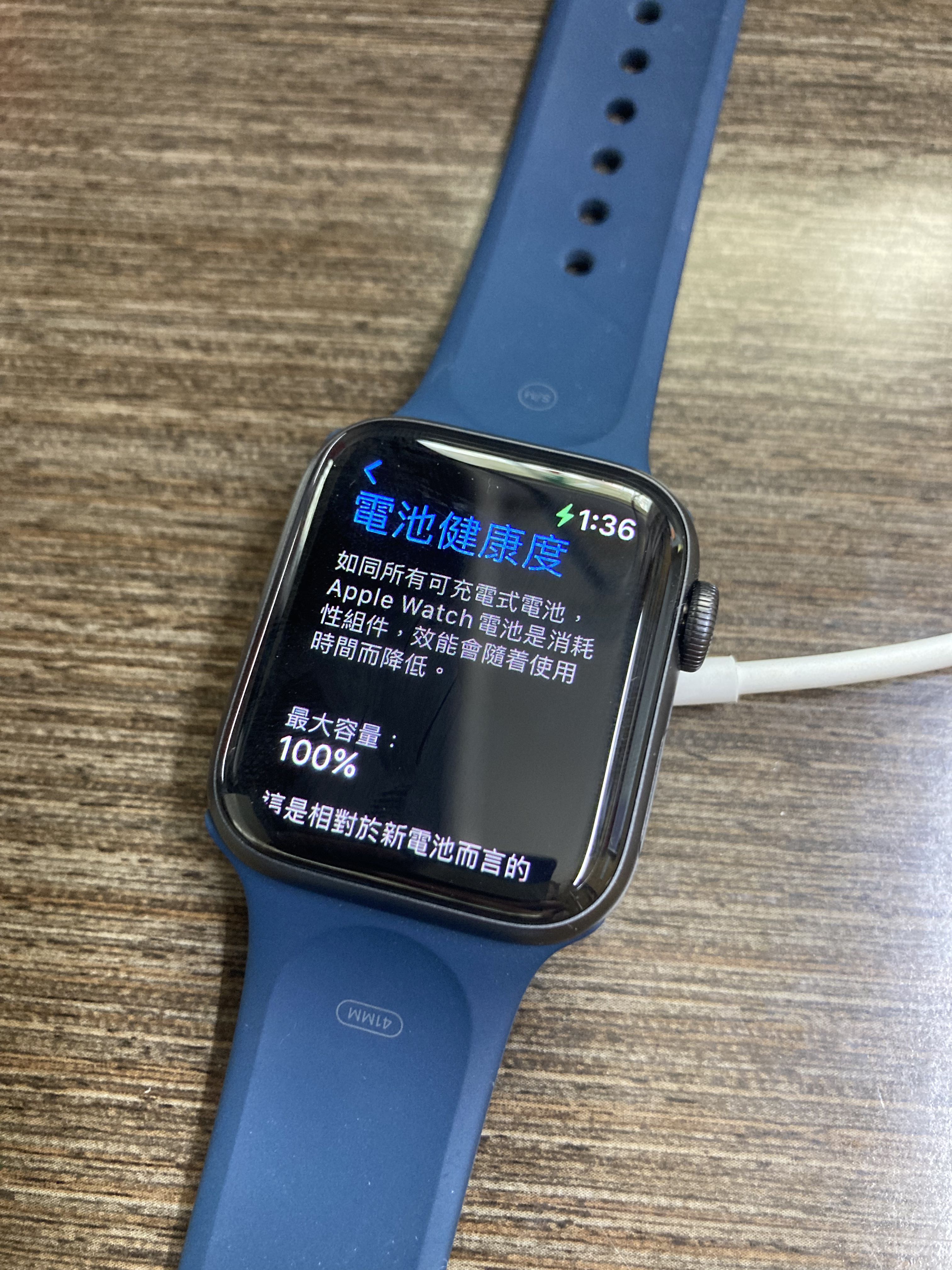 極新淨/電池100%]Apple Watch SE 41mm 跟兩條錶帶, 手提電話, 智能穿戴