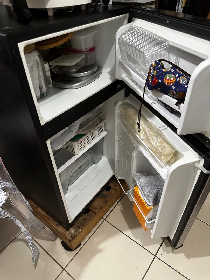2 door refrigerator (Category: Refrigerators and Freezers) located in Manila. Submitted by eicho (Listing ID 1259287210, Image 3). Description: 2 door bigger than ordinary personal ref 110 v but i include the transformer.