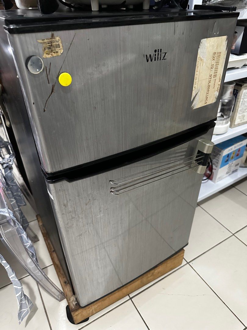 2 door refrigerator (Category: Refrigerators and Freezers) located in Manila. Submitted by eicho (Listing ID 1259287210, Image 1). Description: 2 door bigger than ordinary personal ref 110 v but i include the transformer.