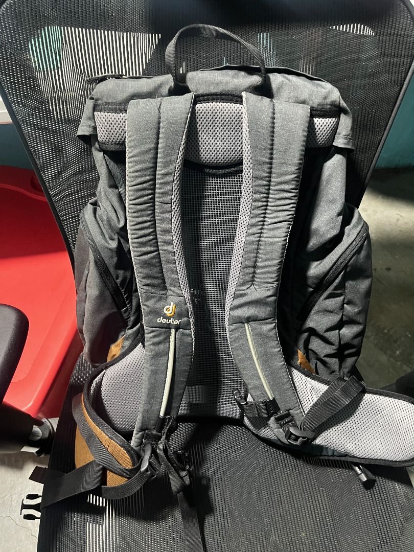 2nd Hand Deuter 32L Hiking Bag Dark Gray with Air Comfort Back Mesh