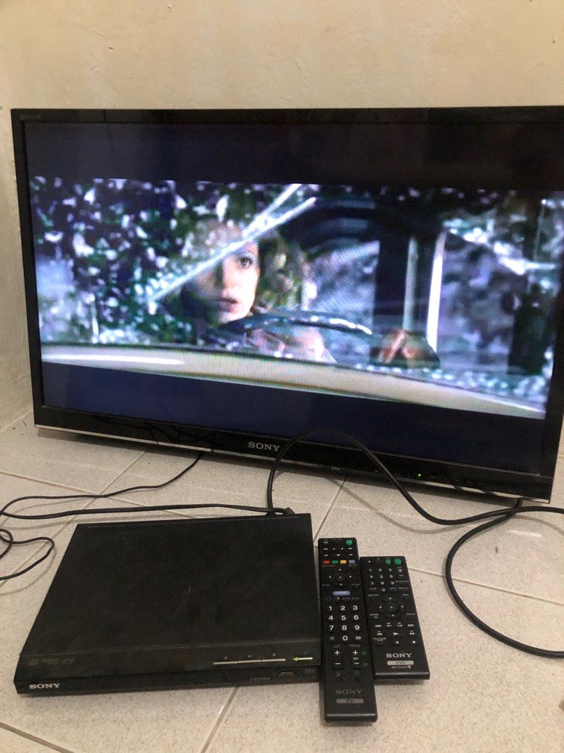 32inc Sony Bravia + Sony DVD Player + DVDs, TV & Home Appliances, TV