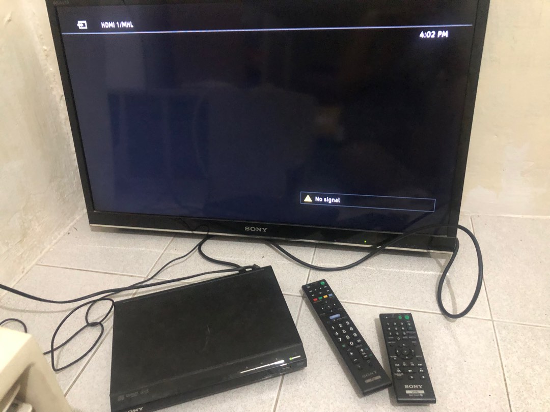 32inc Sony Bravia + Sony DVD Player + DVDs, TV & Home Appliances, TV
