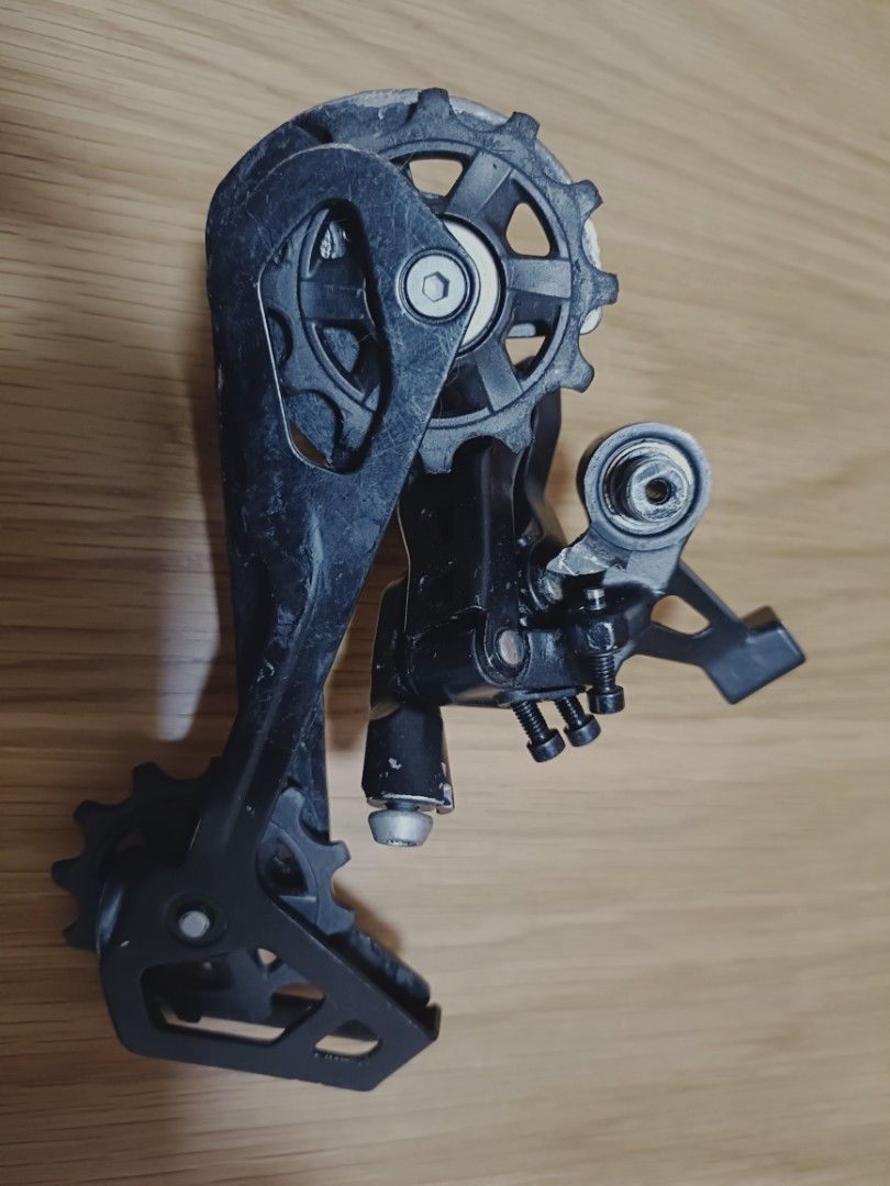 Clutched derailleur shop