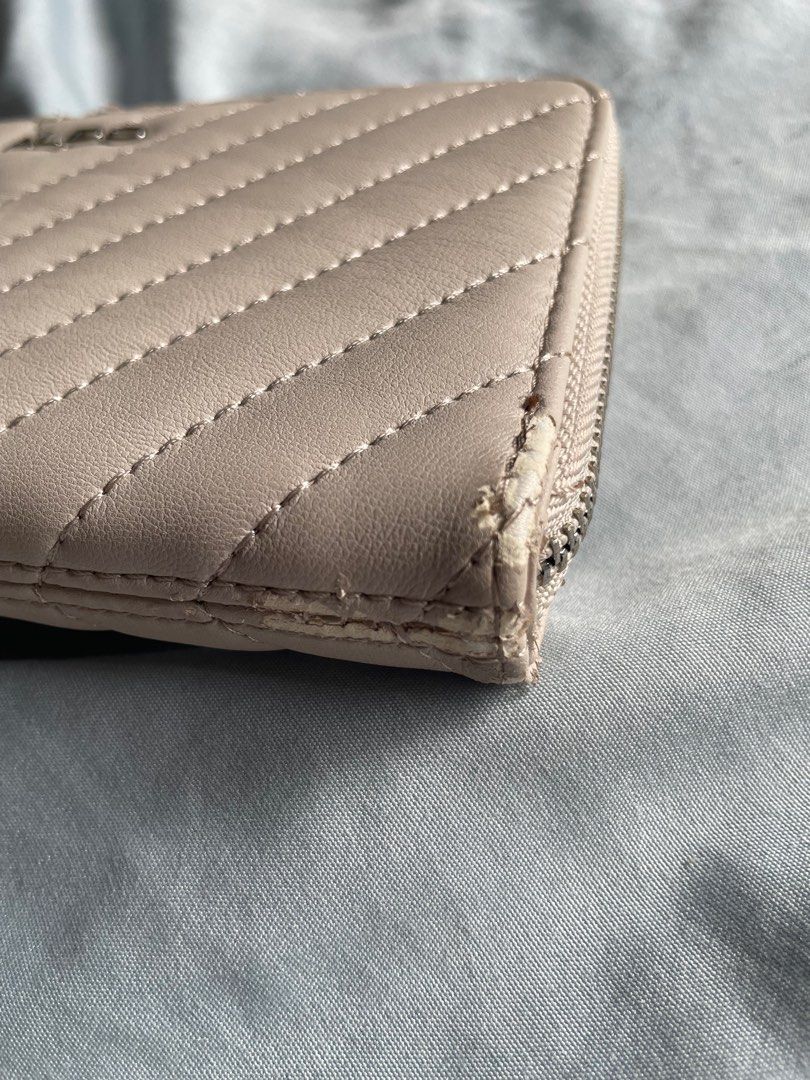Aldo women wallet (Category: Luxury Bags & Wallets) located in Pasig City. Submitted by franjunarca0304 (Listing ID 1259267958, Image 3). Description: Selling low, never been used but has leather chips (see pic).