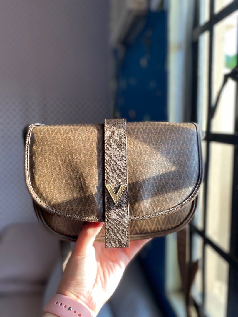 Authentic MARIO VALENTINO small sling bag (Category: Luxury Bags & Wallets) located in Bulacan. Submitted by thriftyhaven2023 (Listing ID 1259368277, Image 3). Description: Guaranteed authentic Very minimal sigbs of usage only VERY NICE IN ACTUAL.