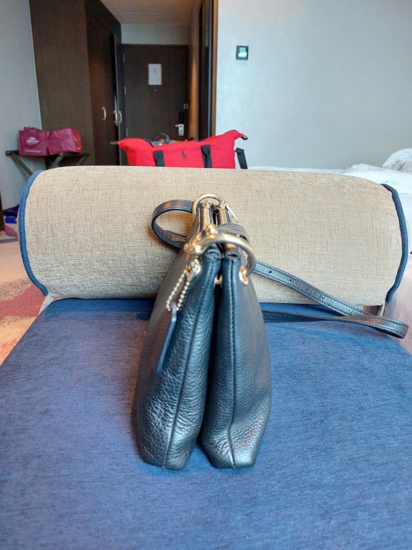 Coach Mia Crossbody Bag (Category: Luxury Bags & Wallets) located in Valenzuela. Submitted by trislndgn (Listing ID 1259304033, Image 2). Description: Personal Preloved Coach Mia 🖤 No flaws Steal for its price! Minor signs of usage only.