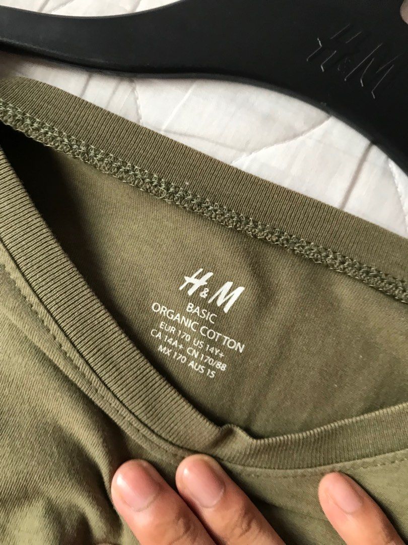H&M Basic Tshirt (Category: Tshirts & Polo Shirts) located in Jitra. Submitted by waze.archive (Listing ID 1259355145, Image 3). Description: H&M Basic Tshirt Size S (P17.5/L25) Condition (7/10) .
