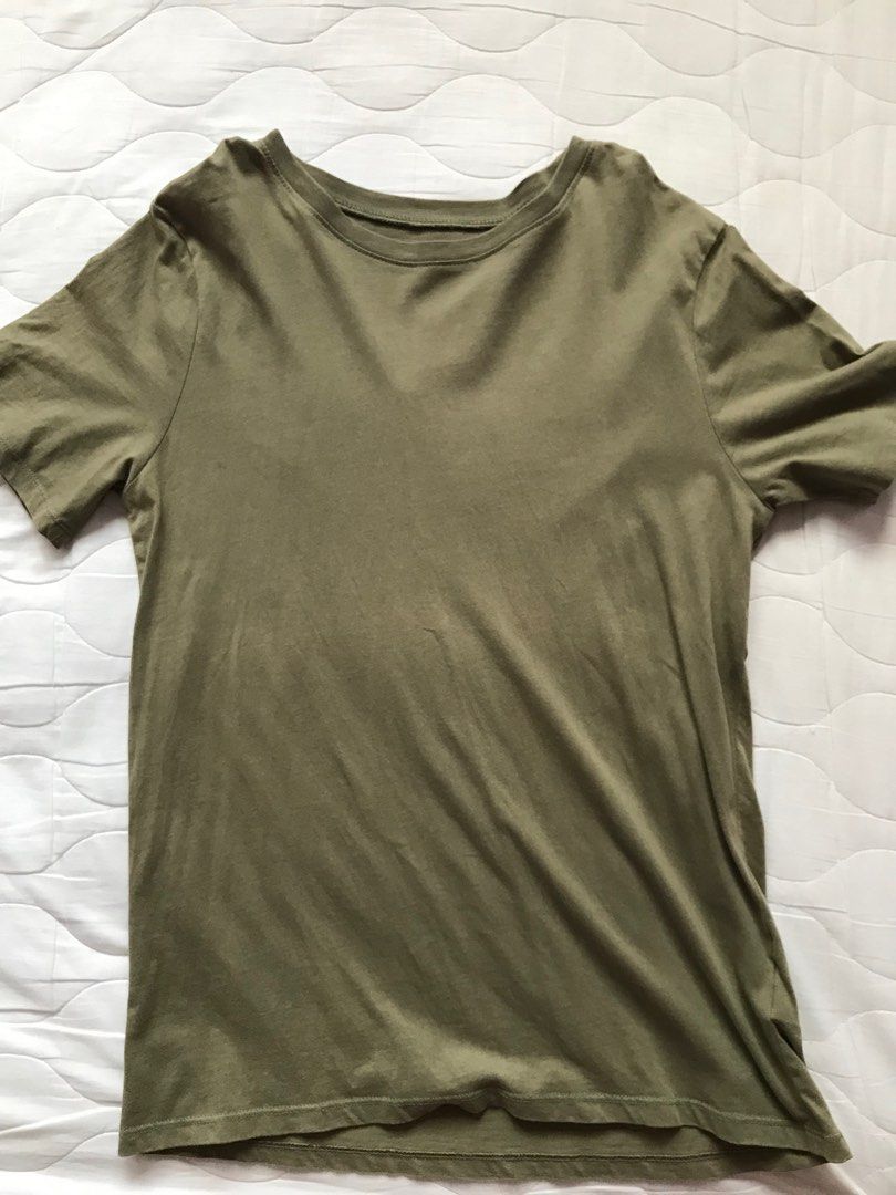 H&M Basic Tshirt (Category: Tshirts & Polo Shirts) located in Jitra. Submitted by waze.archive (Listing ID 1259355145, Image 1). Description: H&M Basic Tshirt Size S (P17.5/L25) Condition (7/10) .