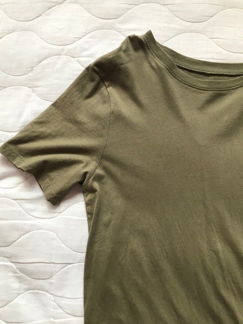 H&M Basic Tshirt (Category: Tshirts & Polo Shirts) located in Jitra. Submitted by waze.archive (Listing ID 1259355145, Image 2). Description: H&M Basic Tshirt Size S (P17.5/L25) Condition (7/10) .