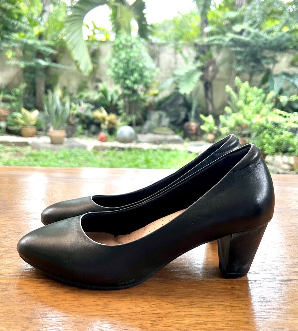 Hush puppies outlet black pumps