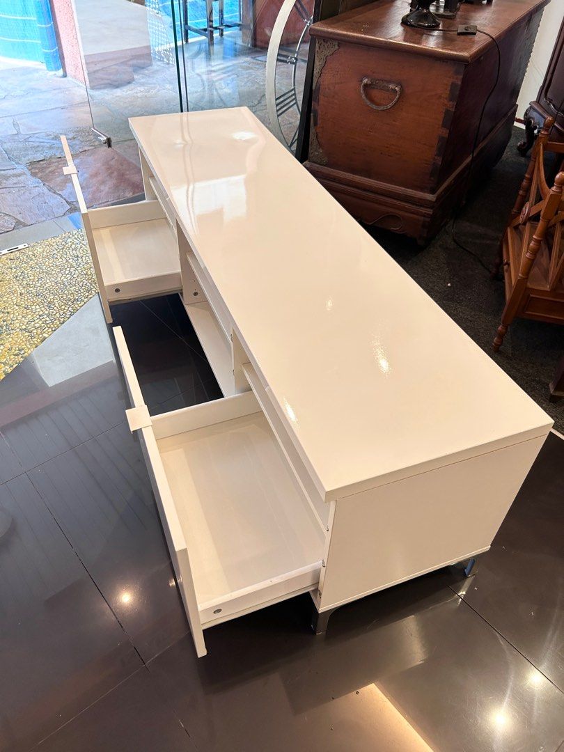 Ikea BYAS HIGH GLOSS white tv with NANNARP legs, Furniture