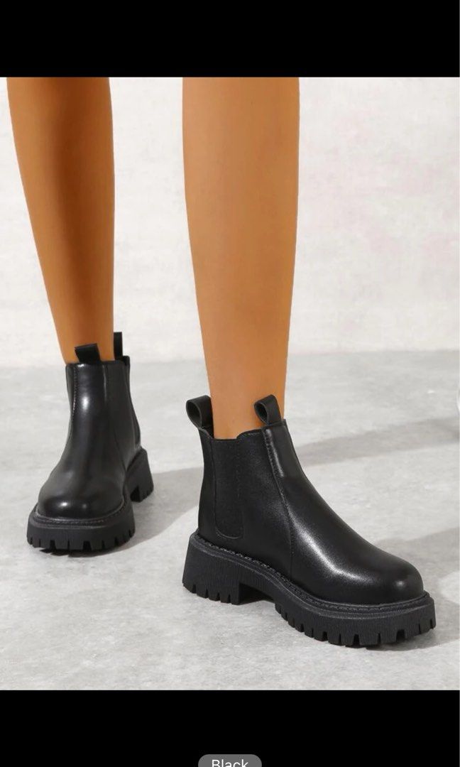 Low heel Slip on boots in black
