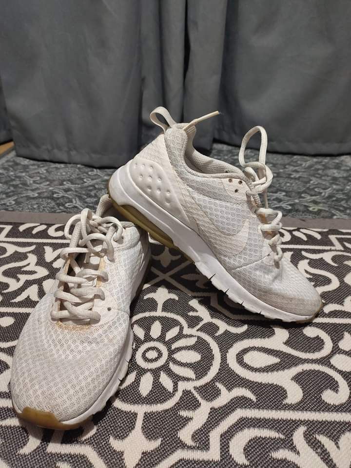 cheap white nike running shoes
