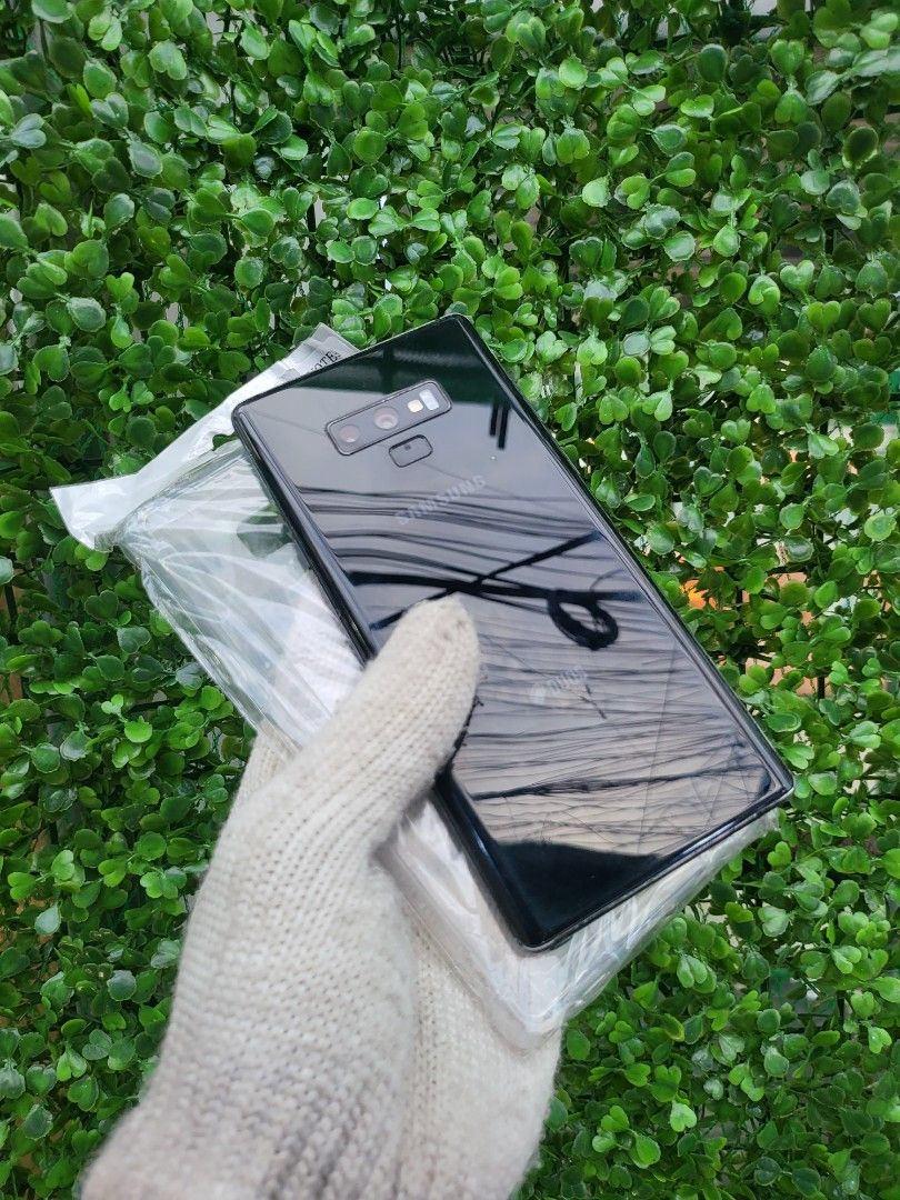 Samsung NOTE 9 (Category: Samsung) located in Quezon City. Submitted by mubrogadgets (Listing ID 1259398241, Image 2). Description: SAMSUNG NOTE 9 dous No issue 🔥may slight amoled burn lang/not vissible 🔥Smooth pang gaming and pang gamit 🔥For sure buyer only pass sa kuwentuhan lang 🔥good sa gaming/super high quality display🎮🕹 🔥super ganda ng camera 🔥No history of repair 🔥pass sa straight swap good sa gaming/super high quality display🎮🕹