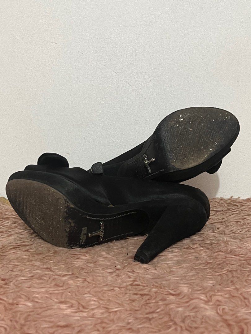 Schutz Mariah Pumps (Category: Heels) located in Pasay City. Submitted by keepitluxe (Listing ID 1259291995, Image 2). Description: ⚠️ Please manage your expectations but overall still wearable. Kindly examine photos. ⚠️ Everything is ok pa, if u know, u know. ⚠️ Flaws is inside lang naman. But outside is okay pa. ⚠️ Bought around 6k in Greenbelt ⚠️ Bawal sa maarte ⚠️ Pang gimik shoes ⚠️ No low ballers ⚠️Strictly NO CANCELLATION of order. ⚠️ No r
