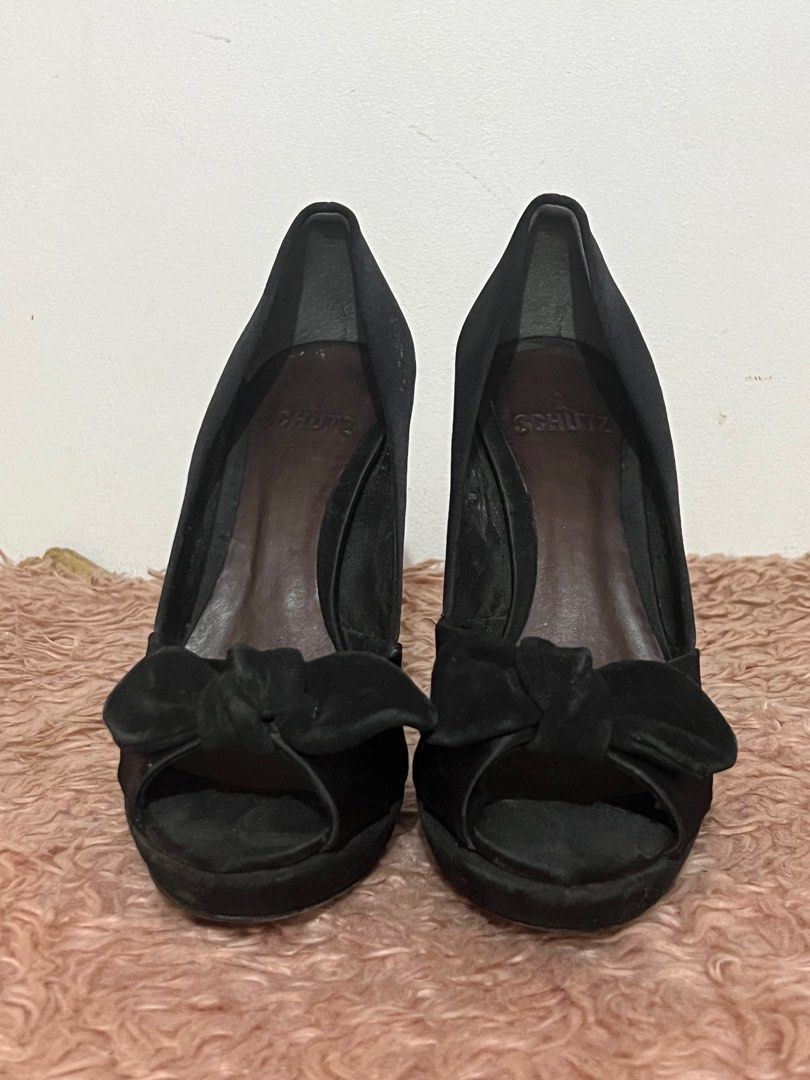 Schutz Mariah Pumps (Category: Heels) located in Pasay City. Submitted by keepitluxe (Listing ID 1259291995, Image 1). Description: ⚠️ Please manage your expectations but overall still wearable. Kindly examine photos. ⚠️ Everything is ok pa, if u know, u know. ⚠️ Flaws is inside lang naman. But outside is okay pa. ⚠️ Bought around 6k in Greenbelt ⚠️ Bawal sa maarte ⚠️ Pang gimik shoes ⚠️ No low ballers ⚠️Strictly NO CANCELLATION of order. ⚠️ No r