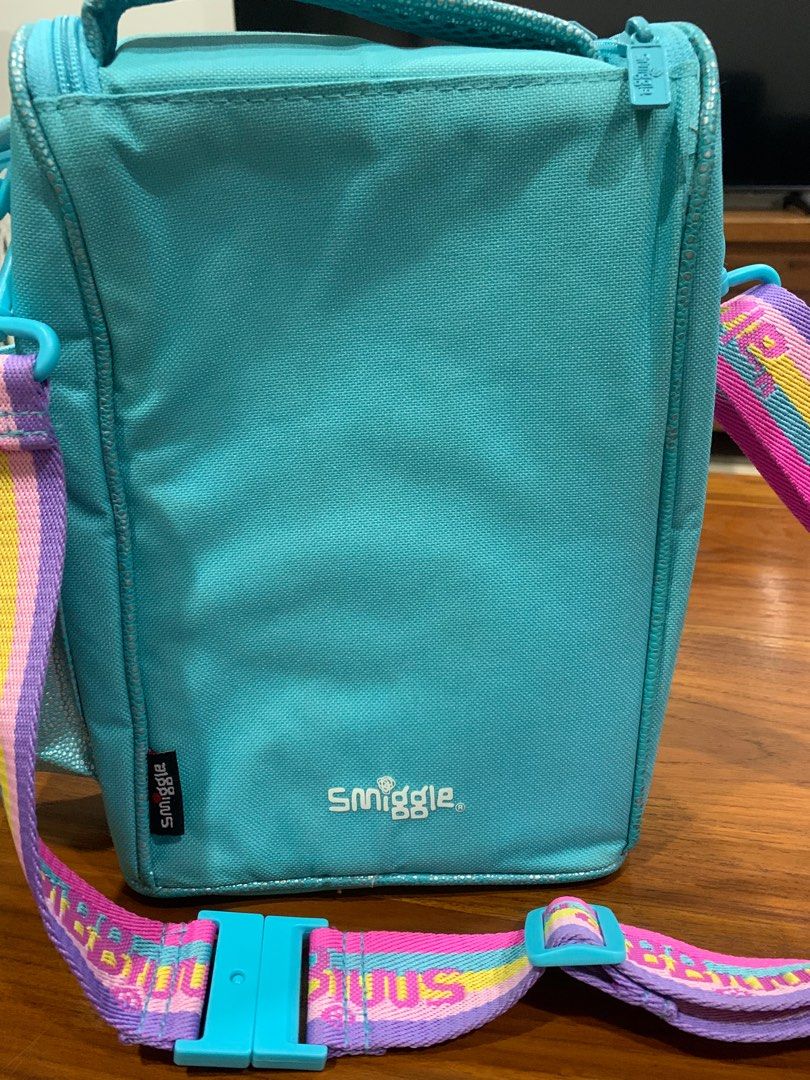 Smiggle Lunch box pop (Category: Babies & Kids Fashion) located in Singapore. Submitted by nic.vk (Listing ID 1259411043, Image 3). Description: Smiggle lunch box. Used once. No stains. Adjustable strap. .