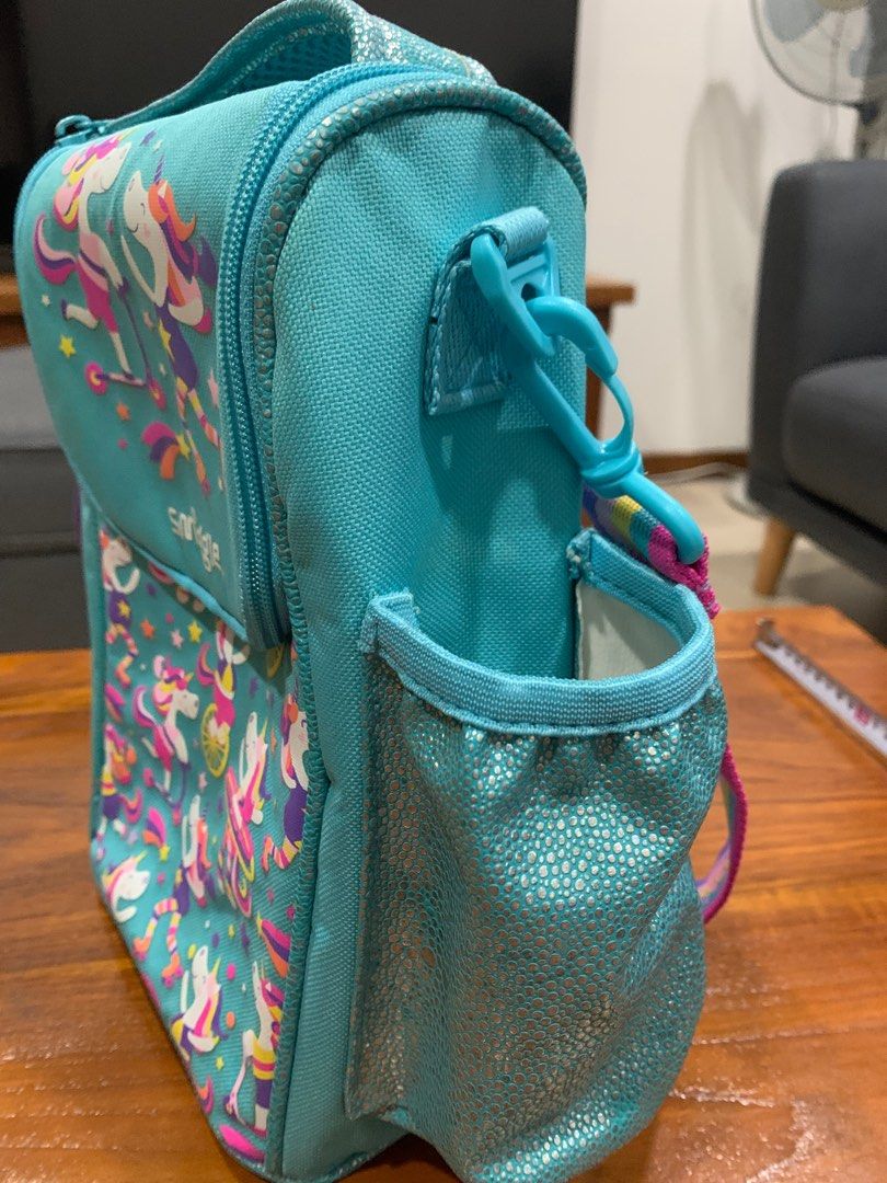Smiggle Lunch box pop (Category: Babies & Kids Fashion) located in Singapore. Submitted by nic.vk (Listing ID 1259411043, Image 2). Description: Smiggle lunch box. Used once. No stains. Adjustable strap. .
