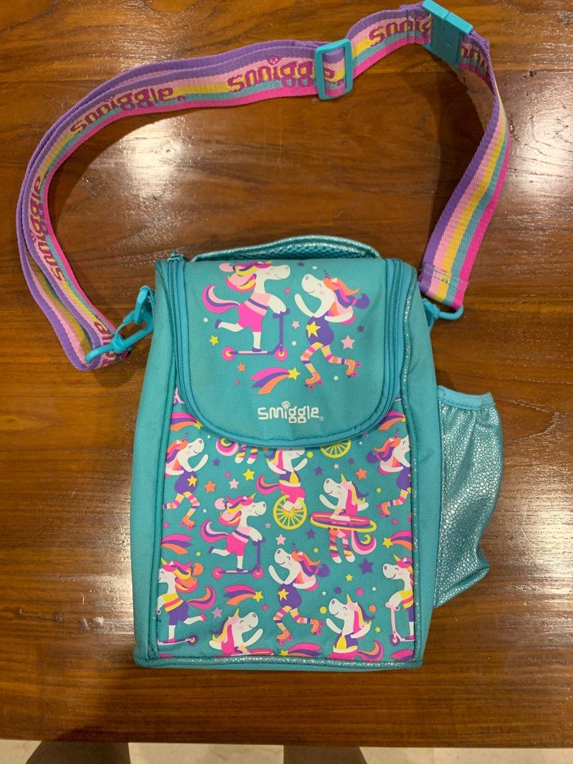Smiggle Lunch box pop (Category: Babies & Kids Fashion) located in Singapore. Submitted by nic.vk (Listing ID 1259411043, Image 1). Description: Smiggle lunch box. Used once. No stains. Adjustable strap. .