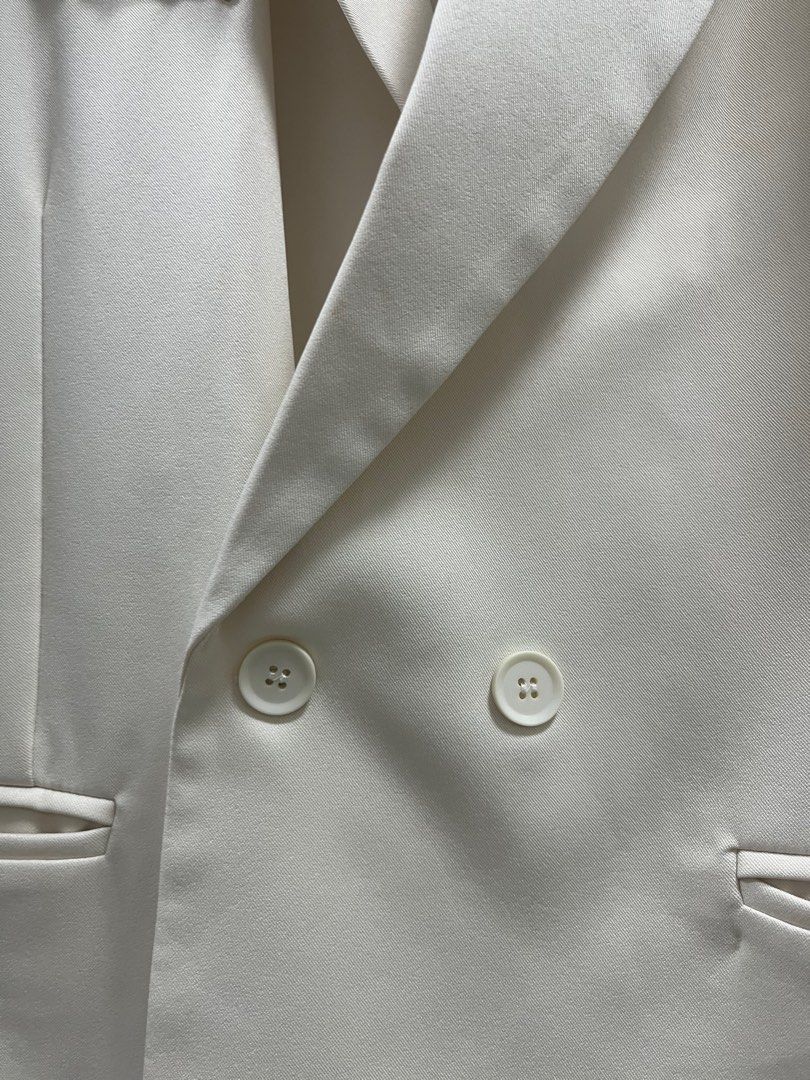 Suit set in ivory (easy to match) （分類：套裝）位於 Hong Kong。 由 _movingsoon_ 提交（商品編號 1259339416，圖片 3）。簡介： Two pieces。