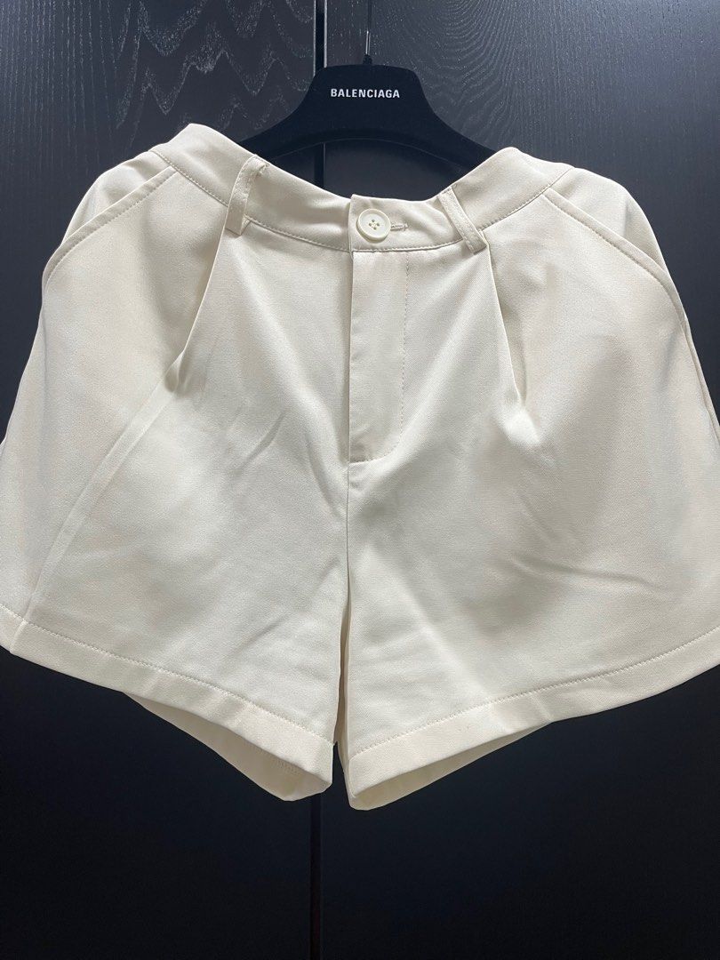 Suit set in ivory (easy to match) （分類：套裝）位於 Hong Kong。 由 _movingsoon_ 提交（商品編號 1259339416，圖片 2）。簡介： Two pieces。