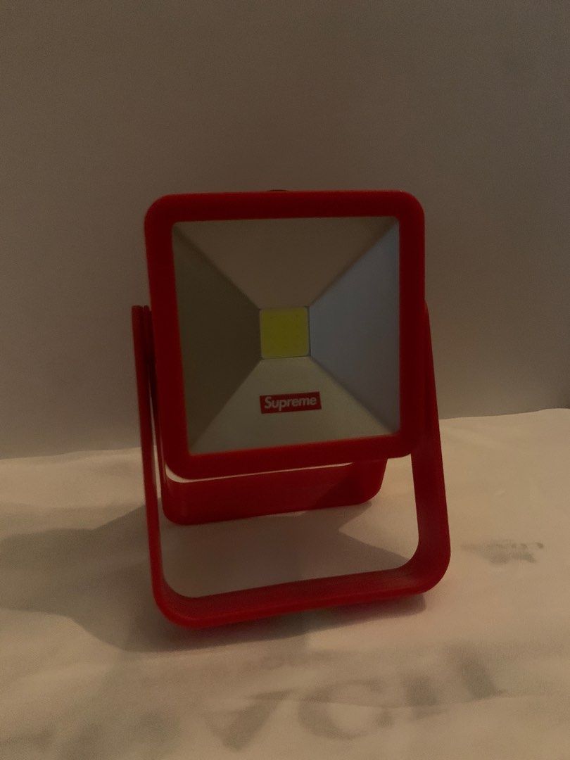 Supreme magnetic kickstand discount light red