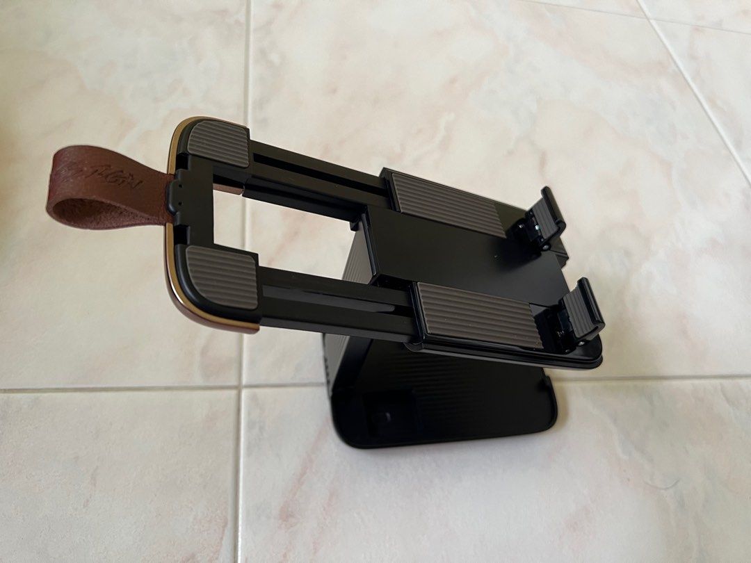 Tablet stand (Category: Other Accessories) located in Singapore. Submitted by gohddor (Listing ID 1259330121, Image 1). Description: .