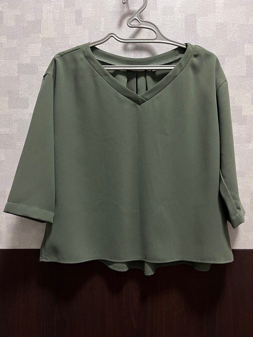 Uniqlo Green V-Neck 3/4 Sleeve Blouse, Women's Fashion, Tops