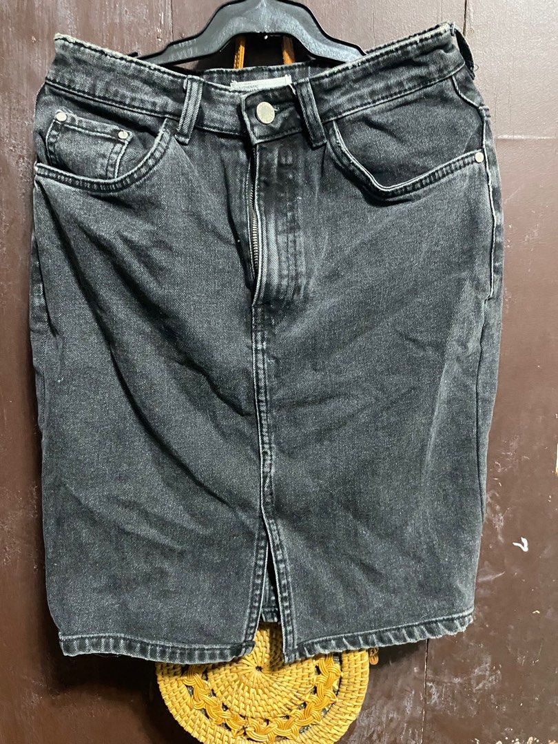 Zara denim skir pencil cut (Category: Skirts) located in Cabuyao City. Submitted by xtin0312 (Listing ID 1259382091, Image 2). Description: Size 27-28.