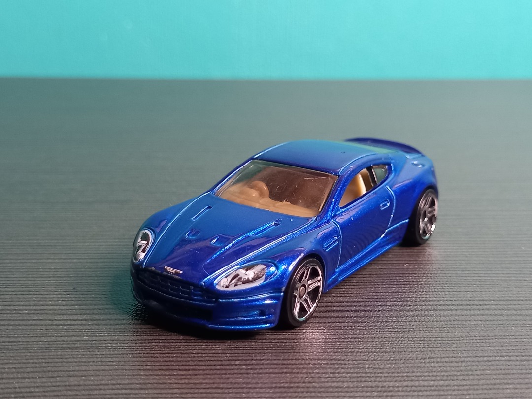 2010 Mattel Hot Wheels R6459 Aston Martin DBS Met Blue Diecast 1